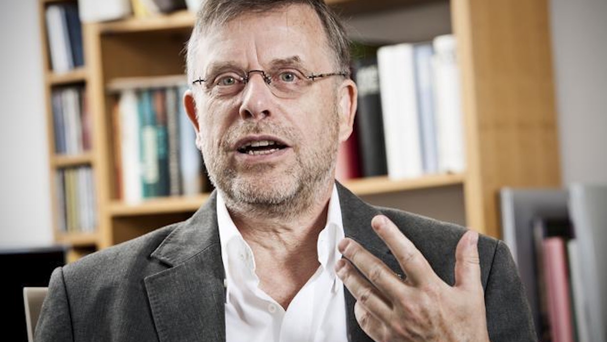 Mit dem Schwarm ins Verderben? Gunter Dueck über die Herausforderungen zeitgemäßer Mitarbeiterführung Mit dem Schwarm ins Verderben? Gunter Dueck über die Herausforderungen zeitgemäßer Mitarbeiterführung