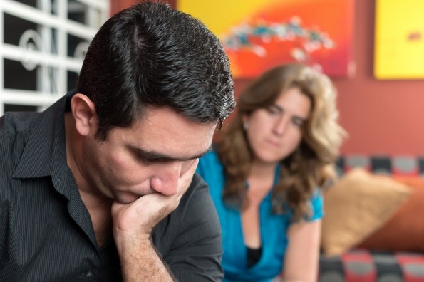 Wer seine schlechte Laune ständig mit nach Hause bringt, sollte über einen Jobwechsel nachdenken. (Foto: Shutterstock / Kamira)