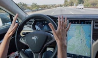 Spurwechselsystem von Teslas Autopilot nicht zulässig? Deutsche Behörde prüft