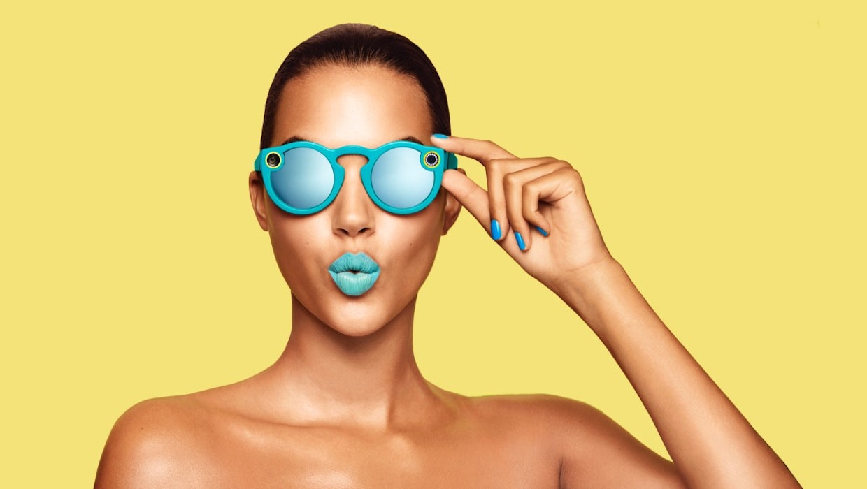 Facebook und Ray-Ban arbeiten an einer Datenbrille. Soll sie den Snapchat Spectacles Konkurrenz machen? (Foto: Snap/dpa) AR-Brille für jedermann: Facebook kooperiert mit Ray-Ban
