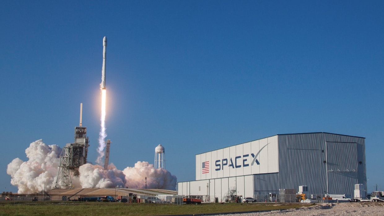 SpaceX schickt die ersten 60 Satelliten für ein globales Internet-Netz ins All SpaceX schickt die ersten 60 Satelliten für ein globales Internet-Netz ins All