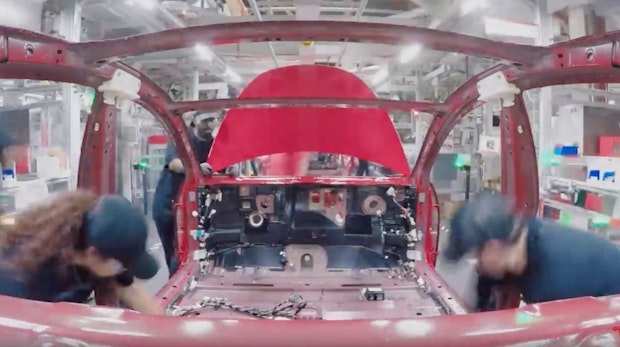 Dieses Video zeigt, wie ein Model 3 bei Tesla gefertigt wird