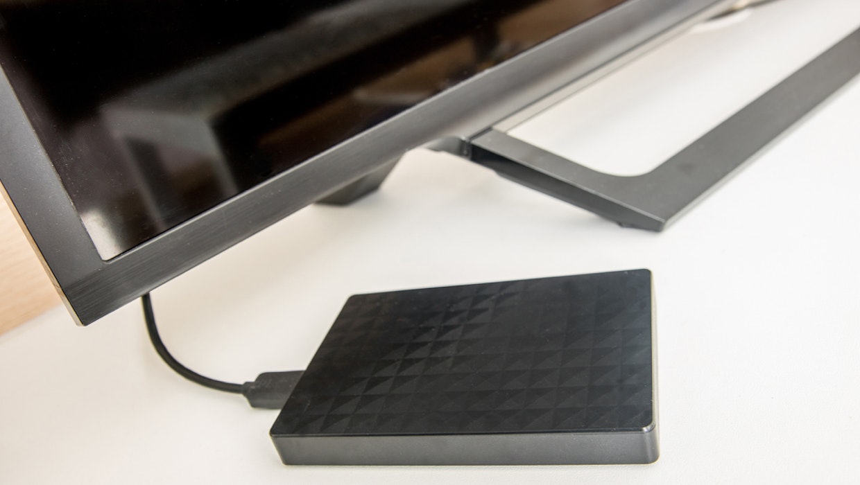 Fernseher mit externer Festplatte. (Foto: Shutterstock) 12 Euro pro Gerät – Einigung bei der Urheberabgabe für Unterhaltungselektronik erzielt