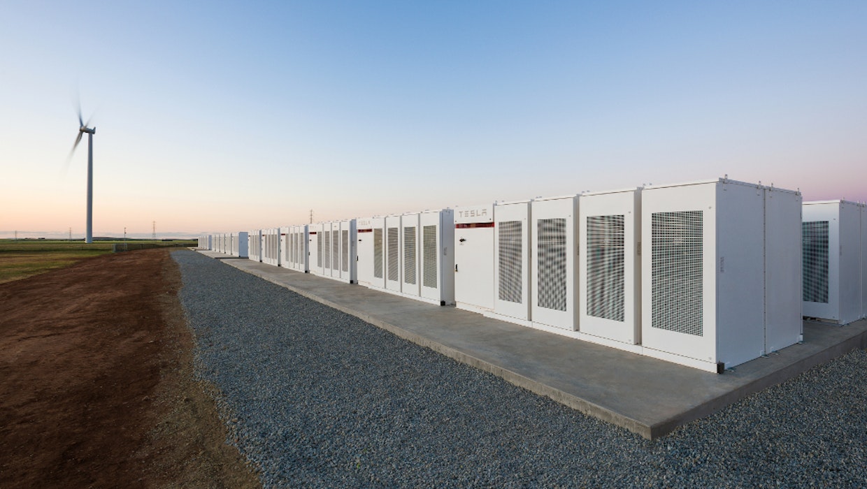 Australien: Teslas neue Riesenbatterie brennt Australien: Teslas neue Riesenbatterie brennt