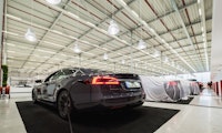 Musk zu Tesla-Mitarbeiter:innen: Spart Kosten, statt schneller zu produzieren