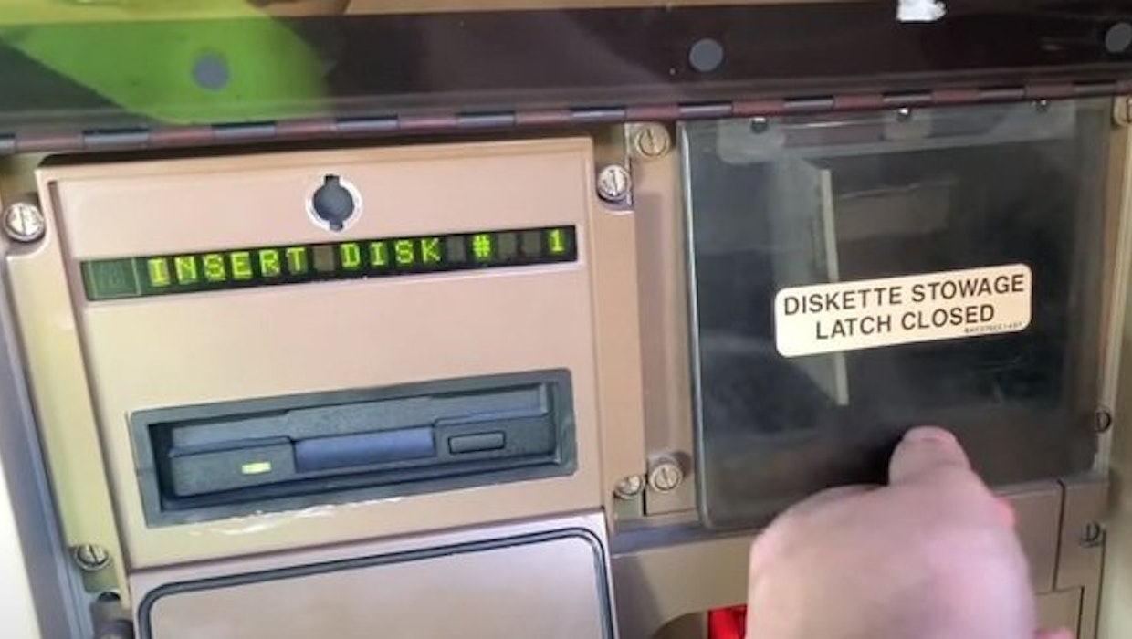 Boeing 747 wird noch per Floppy-Disk mit Updates versorgt Boeing 747 wird noch per Floppy-Disk mit Updates versorgt