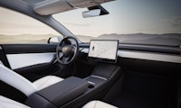 Neue Software: Dein Tesla Model 3 schaut dir jetzt beim Fahren zu