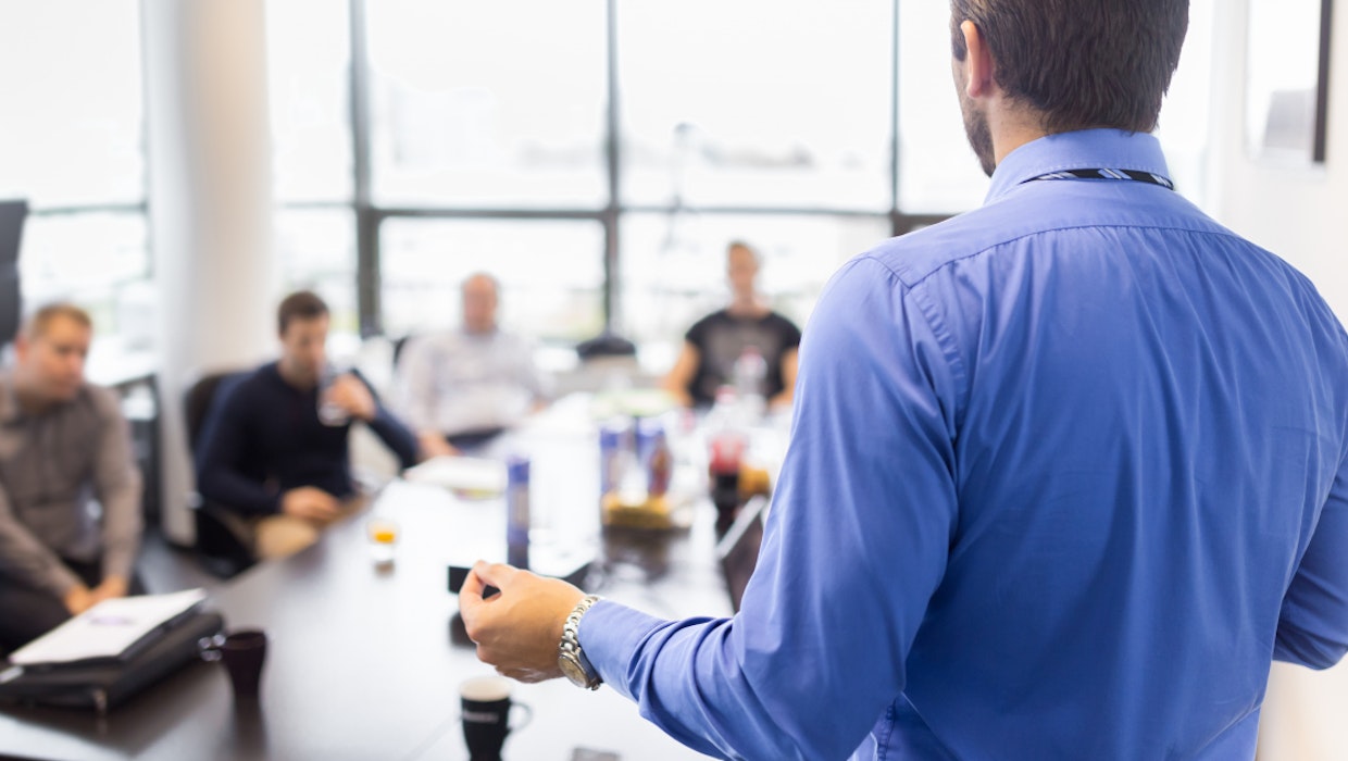 Führungskräfte sind dann erfolgreich, wenn sie zwischen Stabilität und Dynamik balancieren können. (Foto: Matej Kastelic / shutterstock) 9 Tipps und Thesen: So führst du phygitale Teams positiv