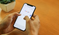 Google schlägt mobil jetzt noch mehr Suchanfragen in den SERP vor