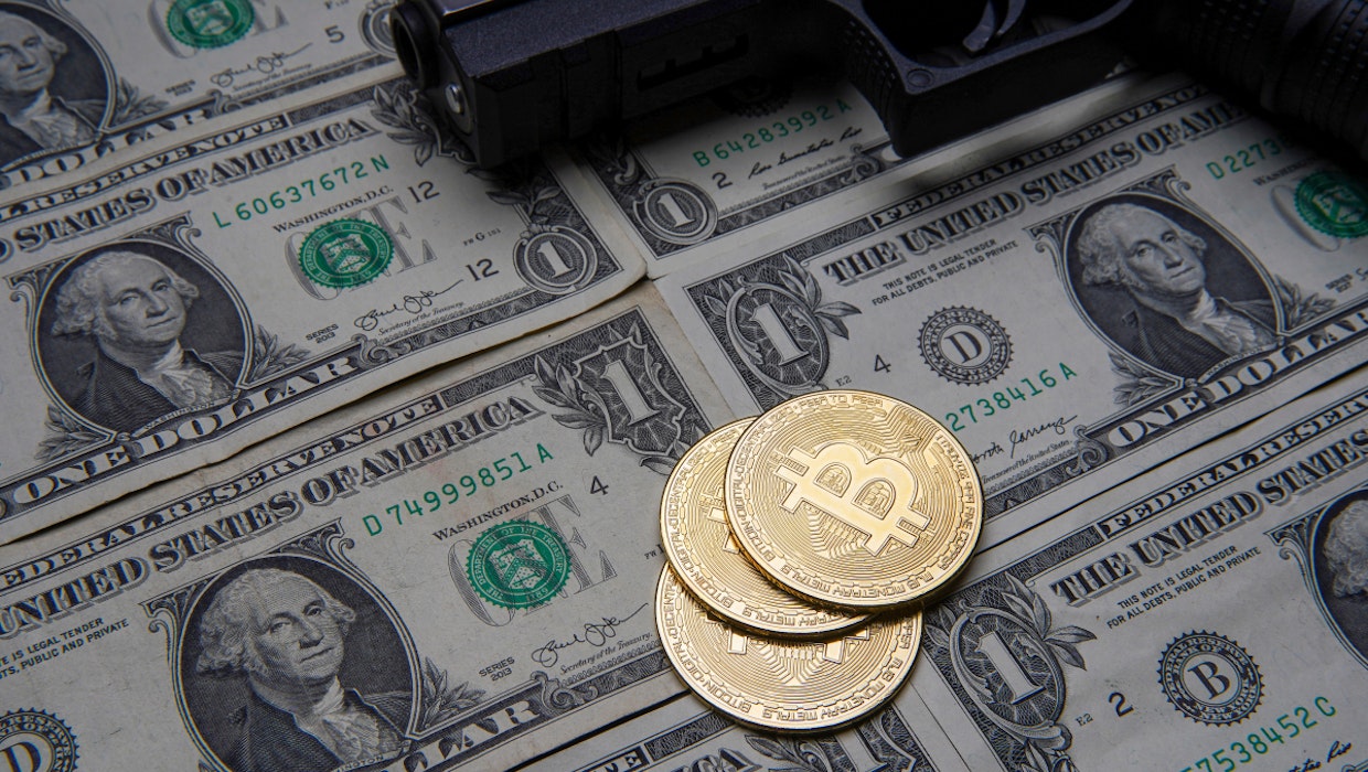 Investor:innen wählen zunehmend US-Dollar statt Bitcoin. (Foto: Varga Jozsef Zoltan/Shutterstock) US-Dollar statt Bitcoin