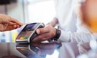 Statt Pin-Eingabe: Samsung integriert Fingerabdruckscanner in Kreditkarten