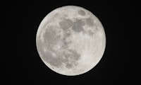 Fast 200 Gramm pro Tonne Gestein: Erstmals direkt Wasser im Mondstaub nachgewiesen