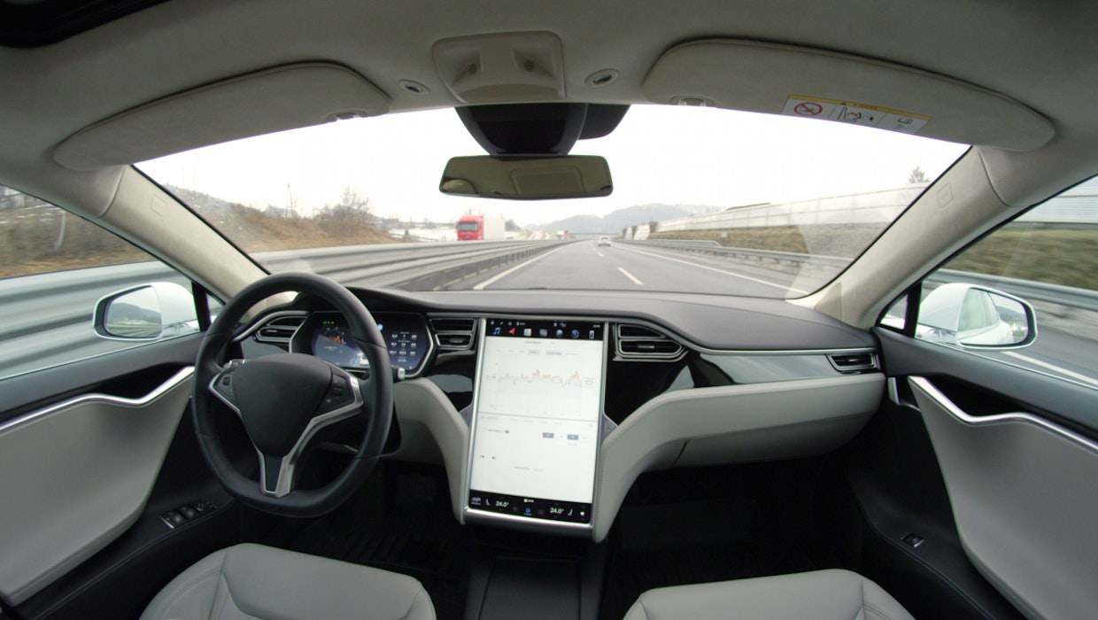 Kurioser Fehler: Tesla hält Mond für Ampel Kurioser Fehler: Tesla hält Mond für Ampel