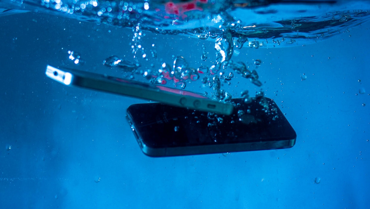 Smartphone ins Wasser gefallen: Was tun bei Wasserschaden am Handy?