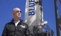 Bezos bedankt sich bei Amazon-Angestellten und Kunden, die seinen Flug ins All „bezahlten”