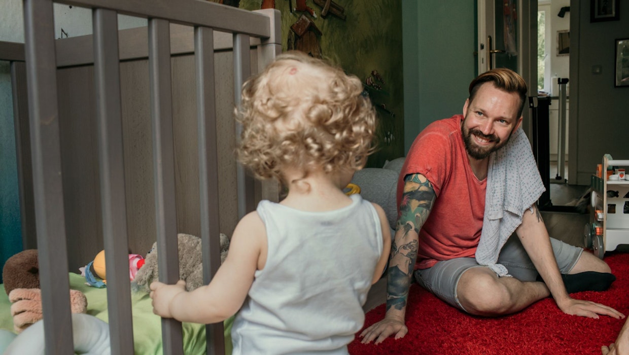 Frohnatur: Kevin strahlt vor Freude über Knöpfchen. Im Sommer 2021 ist er in Elternzeit gegangen. (Foto: Cindy & Kay Fotografie) 2 Väter: Wenn Papa von karriere- zu familienorientiert wechselt