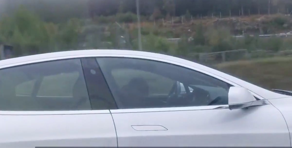Tesla driver hangs drunk on the steering wheel at full speed