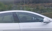 Tesla-Fahrer hängt bei voller Fahrt betrunken auf dem Lenkrad