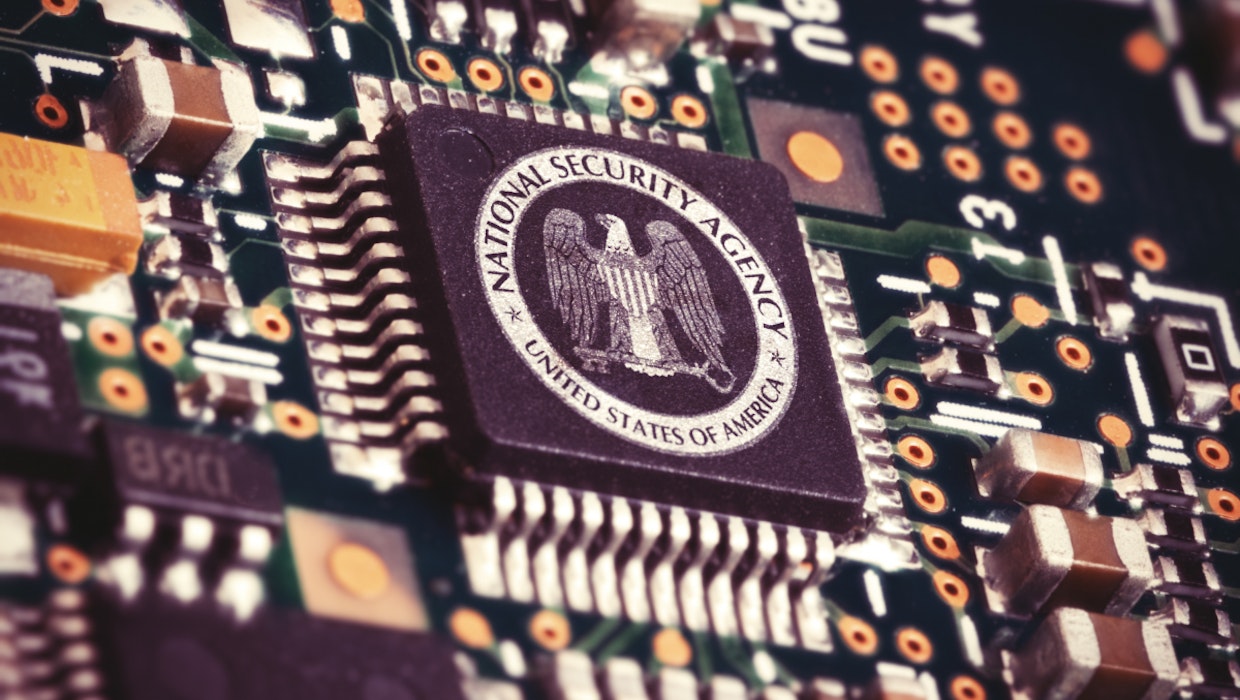 Microsoft versus Amazon: Tech-Konzerne streiten um 10-Milliarden-Dollar-Auftrag der NSA Microsoft versus Amazon: Tech-Konzerne streiten um 10-Milliarden-Dollar-Auftrag der NSA