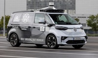 VW zeigt autonom fahrenden „Bulli“-Prototypen – Greenpeace-Protest