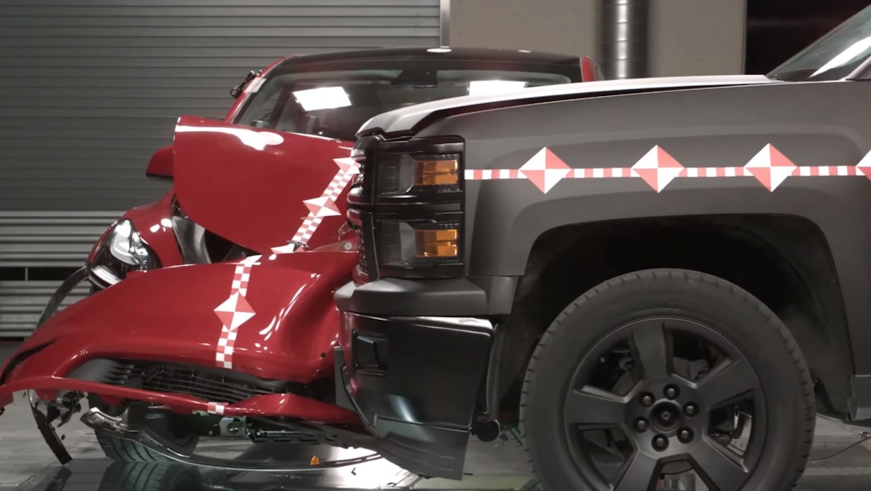 So geht’s im Crashtest-Labor von Tesla zu: Ein Pickup rammt einem Tesla Model Y die Motorhaube weg. (Screenshot: Youtube/t3n) Tesla Crash Lab: Das passiert wenn ein Pickup in ein Model Y kracht