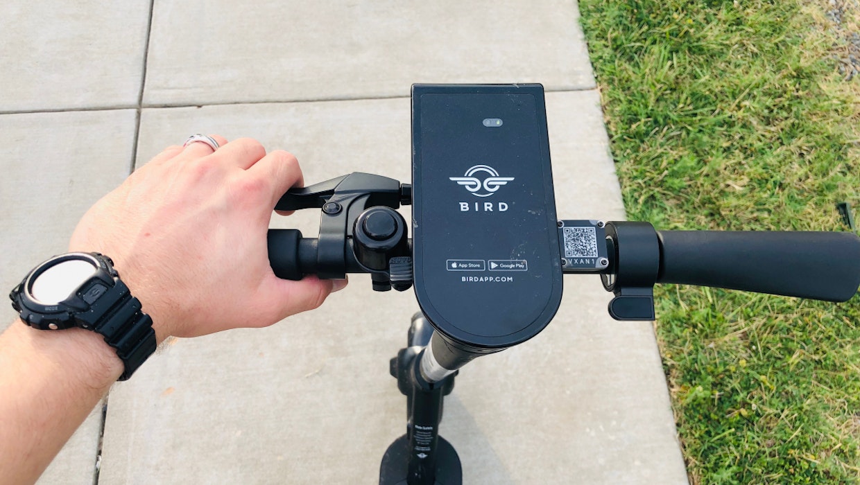 Die Roller sollen nicht auf Gehwegen gefahren werden, daher hat der Anbieter Bird ein aufwendiges Warnsystem entwickelt. (Foto: ZikG/ Shutterstock) So will Bird dich davon abhalten, mit dem Scooter auf dem Bürgersteig zu fahren