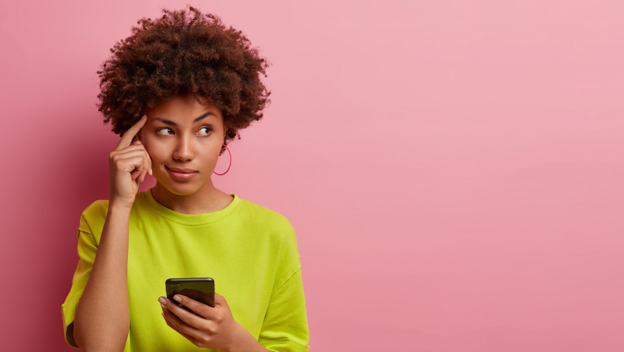 Auch das Smartphone kann helfen, sich Namen zu merken. Doch in erster Linie nutzen kreative Verknüpfungen. (Foto: WAYHOME studio/ Shutterstock) Namen merken: 5 Tipps, mit denen es endlich klappt