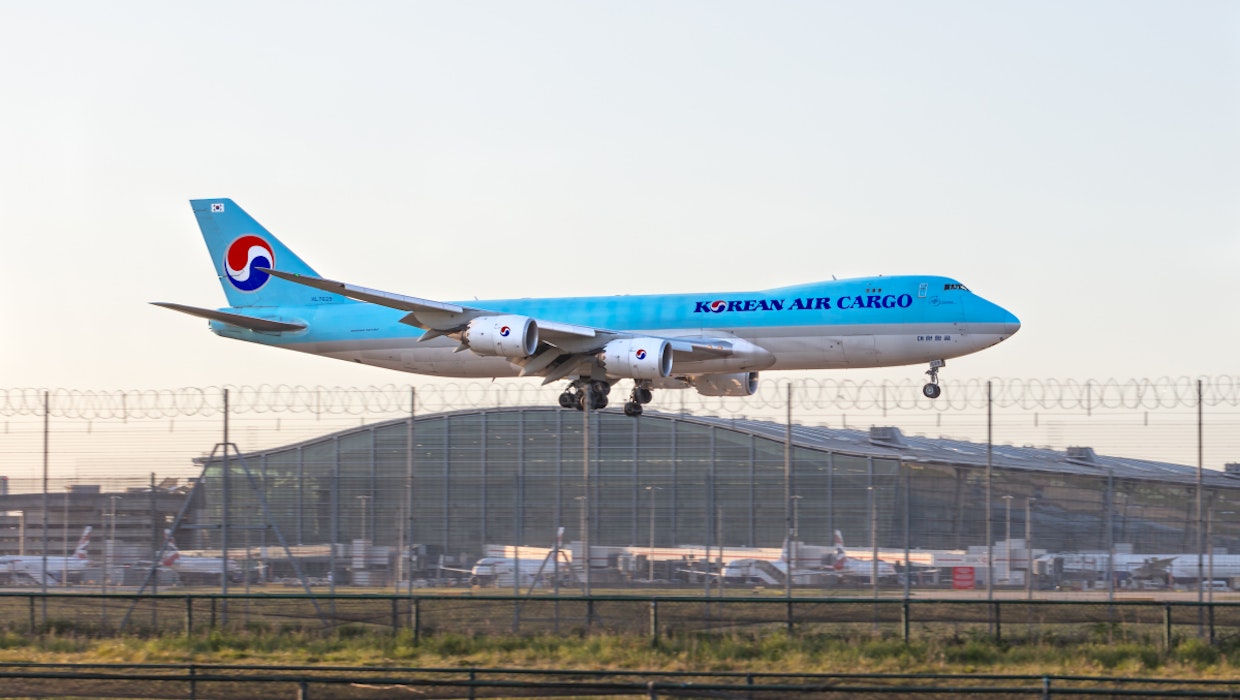 Eine Boeing 747 von Korean Air landet in London-Heathrow. (Foto: Abdul N Quraishi - Abs / Shutterstock) Luftbrücke für die PS5: Sony will Weihnachten retten – mit Boeing 747