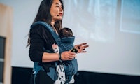 Linkedin-Posting hebt ab: #MomToo zeigt Karrierefrauen mit ihren Kindern