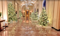 Mit Google Street View kannst du das weihnachtlich geschmückte Weiße Haus angucken