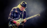 Spotify lässt Neil Young gehen – bekannter Fake-News-Podcaster bleibt