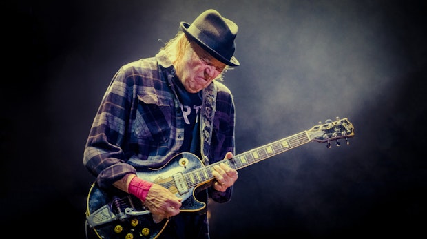 Spotify lässt Neil Young gehen – bekannter Fake-News-Podcaster bleibt