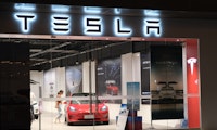 Tesla-Autopilot war aktiv: Fahrer nach tödlichem Unfall vor Gericht