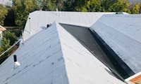 Dachziegel-Flaute: Tesla pausiert Solardach-Ausbau wegen Lieferengpässen