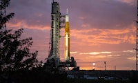 SLS-Generalprobe scheitert: NASA stellt Mondrakete erstmal wieder in die „Garage”