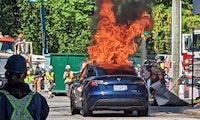 Tesla-Fahrer in Model Y gefangen – während das E-Auto brennt