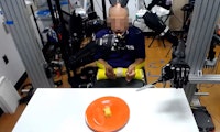 Gehirn-Interface hilft gelähmtem Mann, Roboterarme zu bewegen
