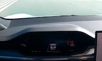 Tesla Model S Plaid rast mit 350 Sachen über Flughafen-Piste und bricht Rekord