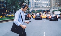 Ein Sender, viele Hörer: Bluetooth bekommt Broadcast-Modus