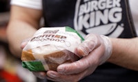 Nach 27 Jahren: Burger-Brater kriegt trostloses Geschenk – Netz sammelt 250.000 US-Dollar!