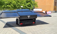 Tesla zeigt Solaranhänger mit integrierter Starlink-Schüssel in Hannover